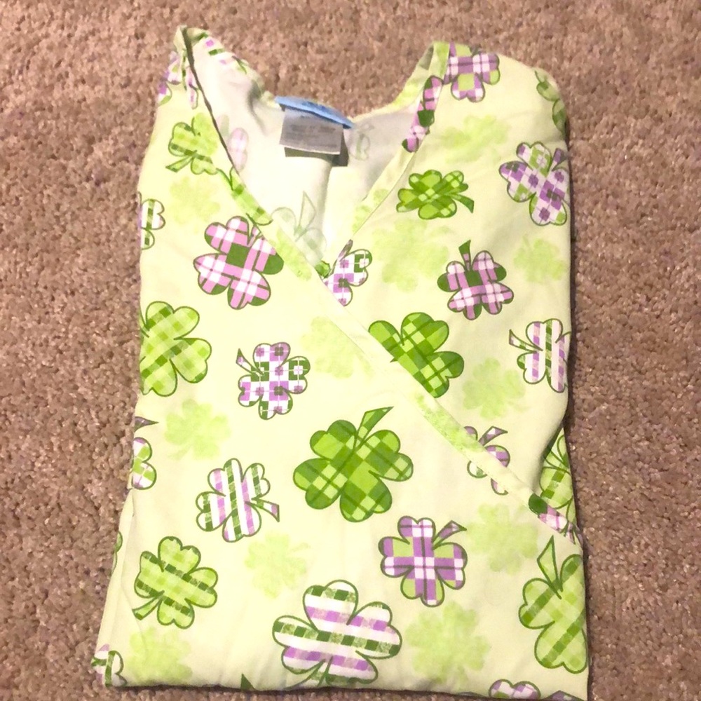 Super cute St. Patty’s day scrub top